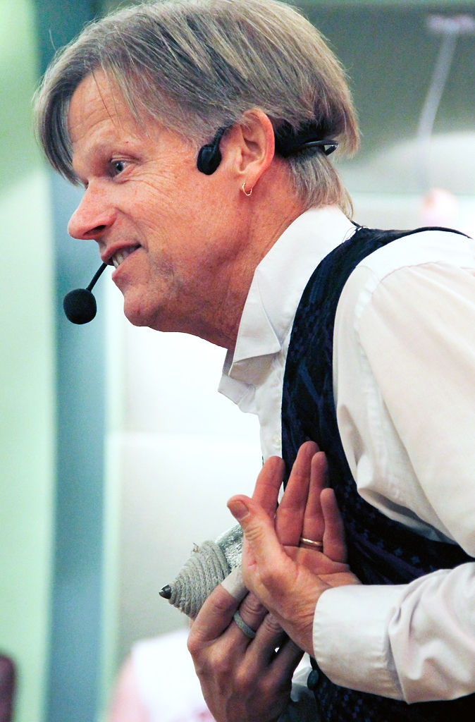 Juggler and comedian Brian Wendling performs at Columbia Public Library - 557b92b403047.image