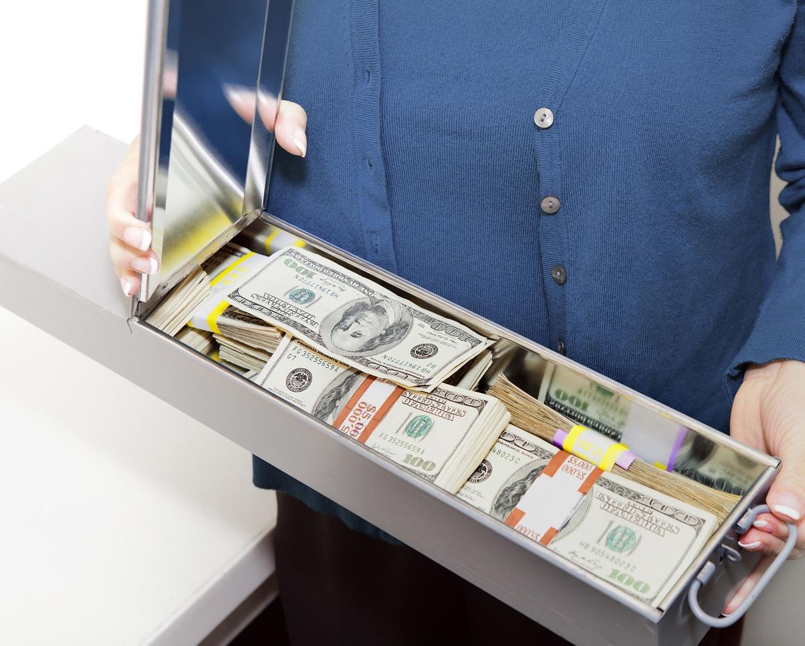 bank safe deposit box cost