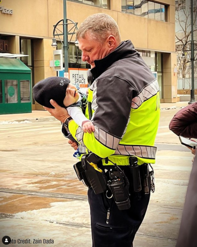 丹佛警官布拉德·多尔在丹佛市中心的全国西部股票展启动游行中救了婴儿