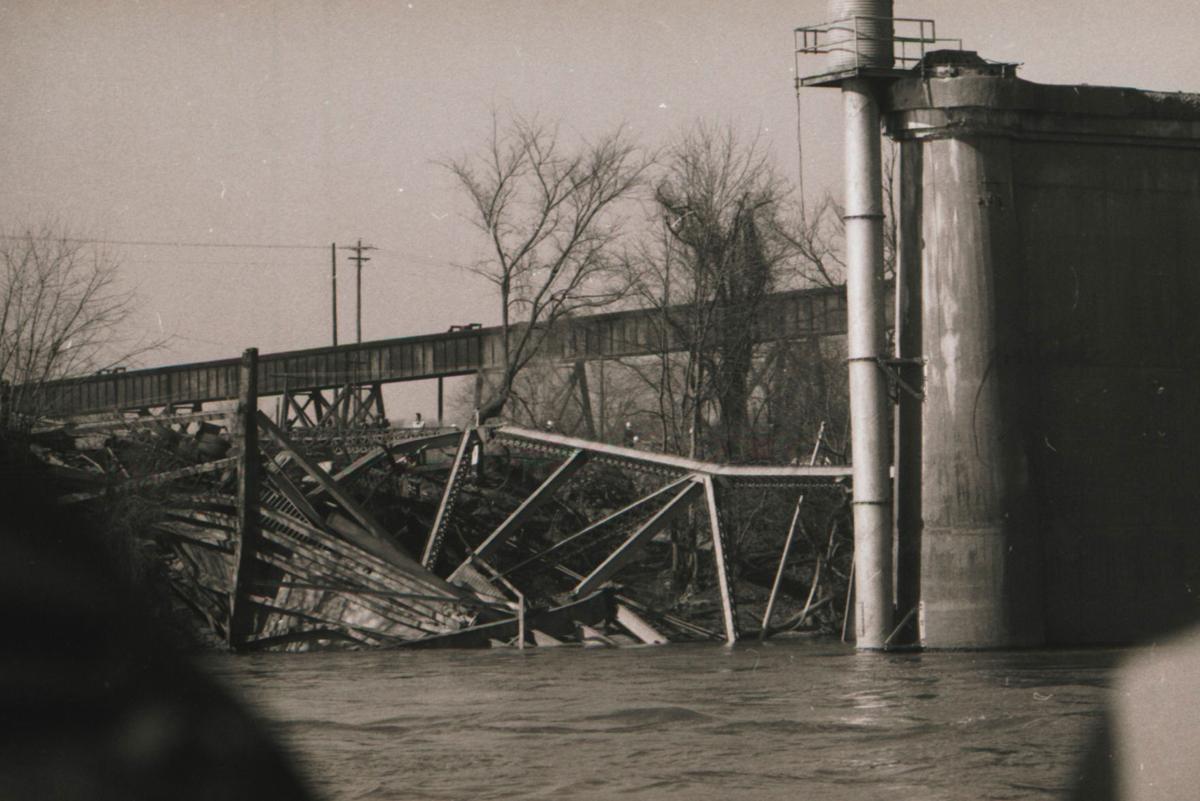 Gallery Historical photos of the 1967 collapse of the Silver Bridge