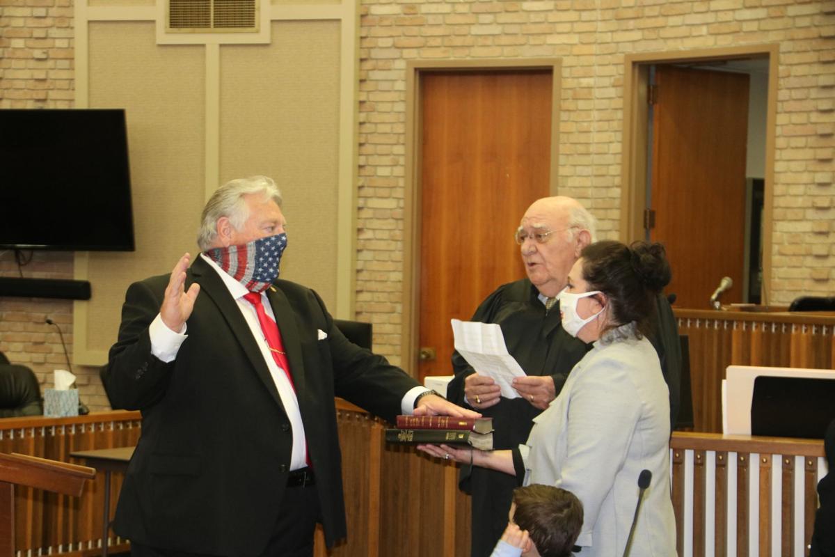Billy Garrett taking the oath of office