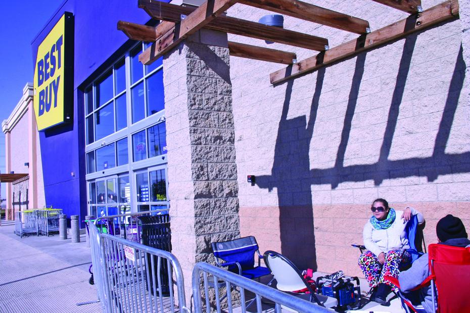BLACK FRIDAY SHOPPERS: Best Buy early birds brave winds BLACK FRIDAY SHOPPERS: Best Buy early birds brave winds