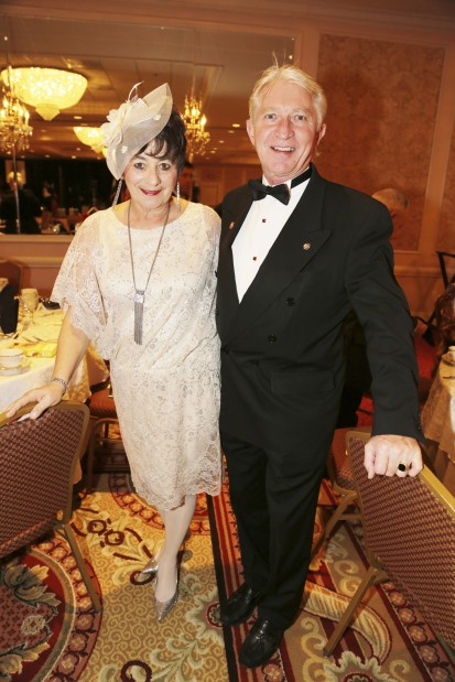 Lona Stonebreaker, Wolfgang Volz