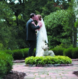 1021_ELwed6_kiss.jpg