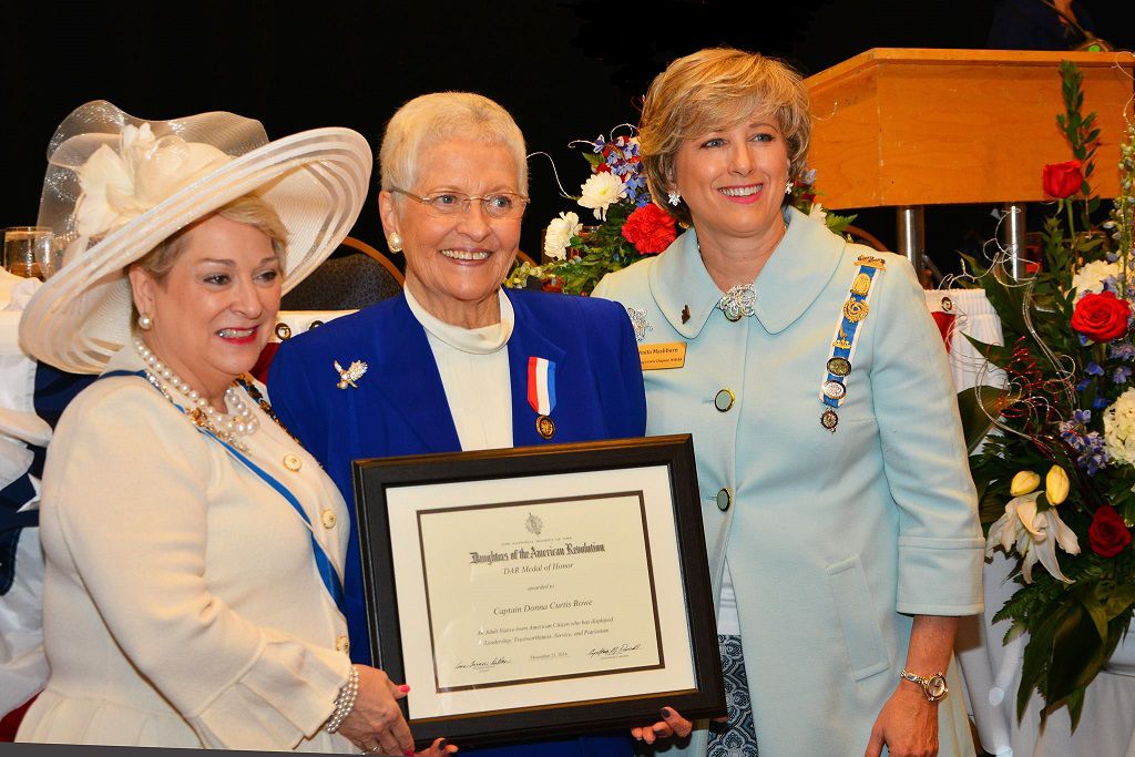 Vietnam veteran Donna Rowe receives DAR Medal of Honor ...