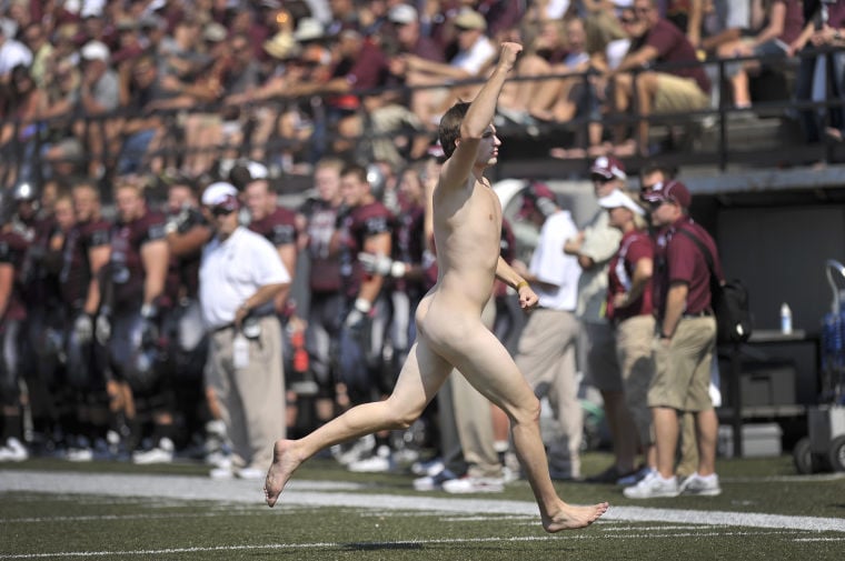 Washington's NFL Cheerleaders Say They Had To Pose Topless As VIPs Watched