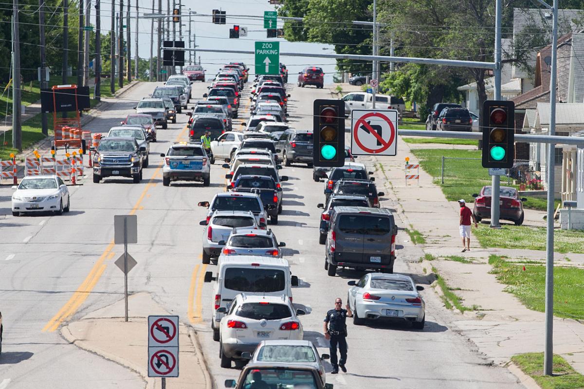 Record-breaking crowds at Omaha zoo take a toll on traffic, parking