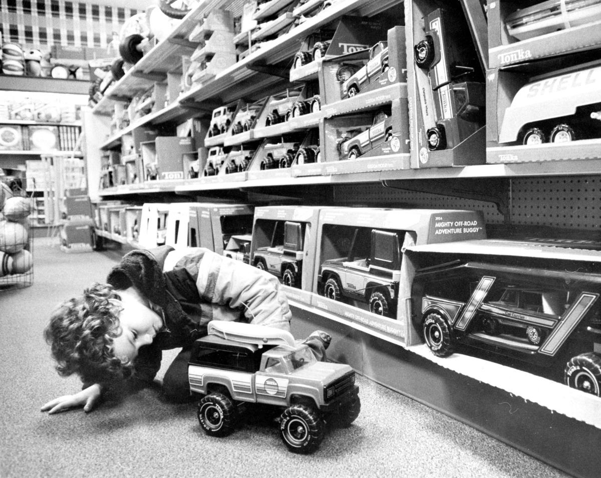 38 vintage photos of Christmas shopping in Omaha
