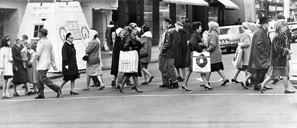 38 vintage photos of Christmas shopping in Omaha