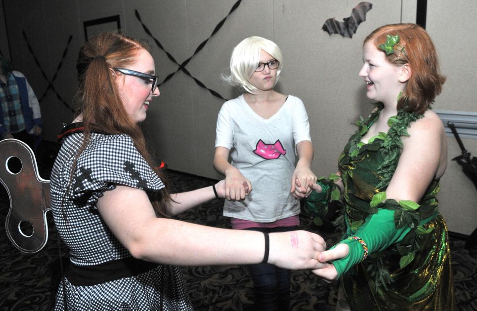 Anime fans dance at Halloween Ball - Quad-Cities Online