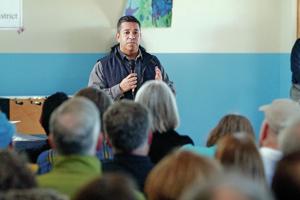 Hundreds gather to oppose health law repeal at Luján town hall