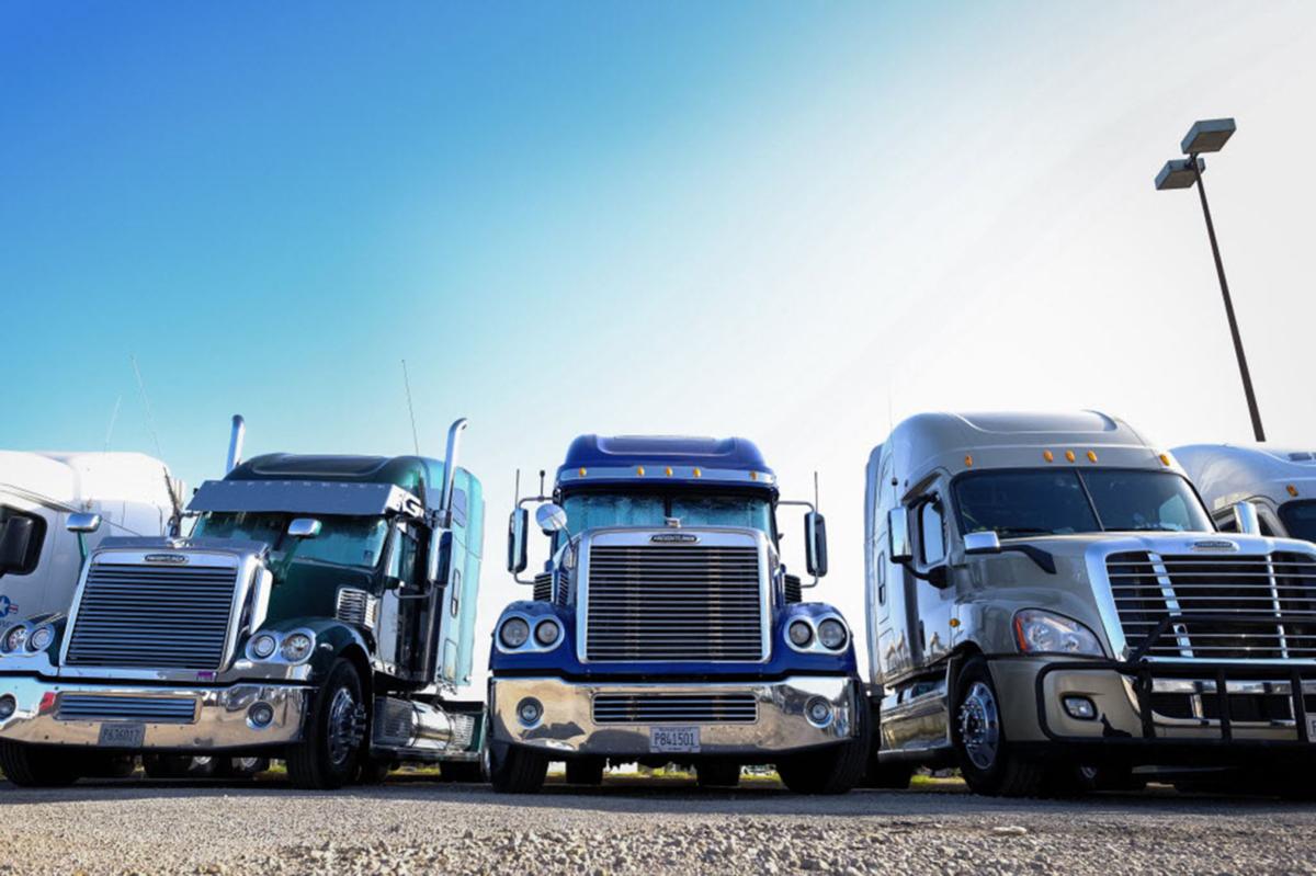 As fuel prices drop, trucking companies see opportunity to raise