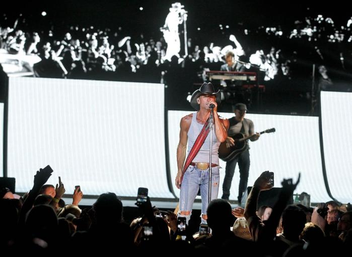 Tim McGraw gets down to business on soggy St. Louis night Entertainment