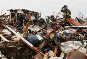 Tornado plows through Joplin, Mo.