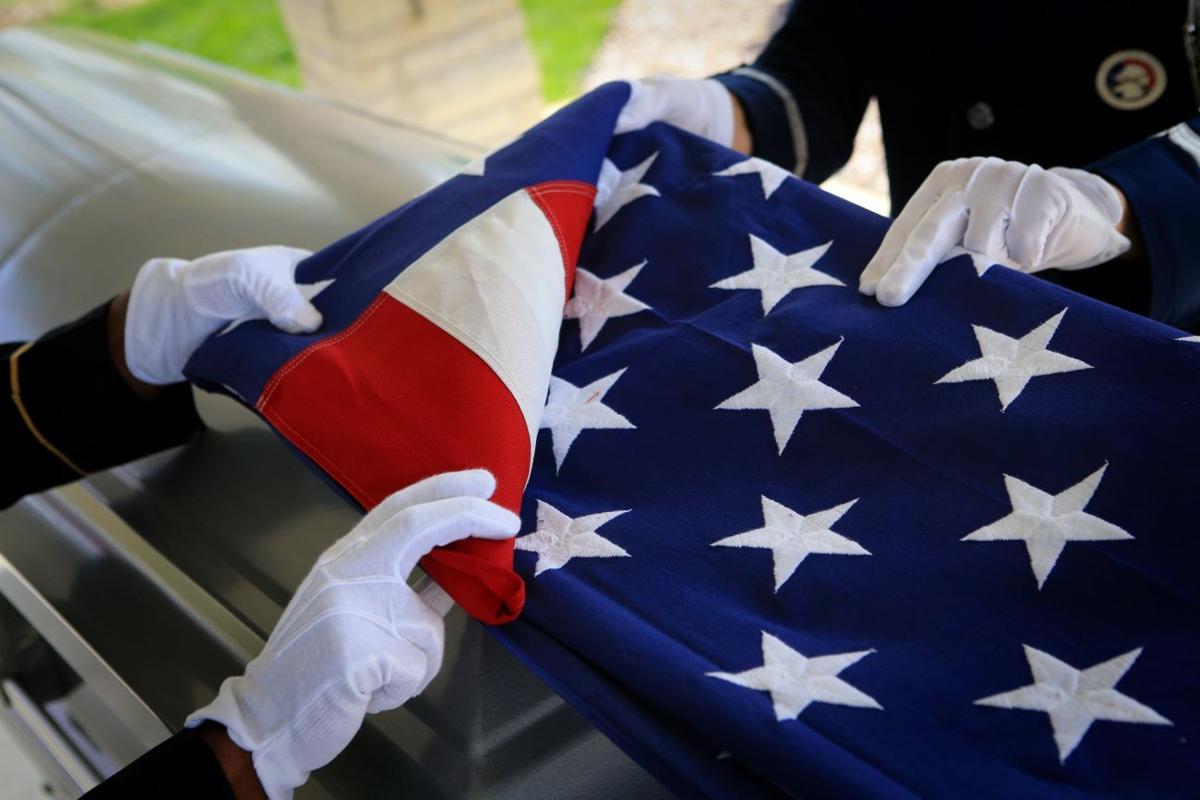 The American flag is the heart of honor at national cemeteries | News | 0