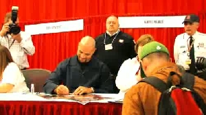 Fans clamor for Pujols' Autograph