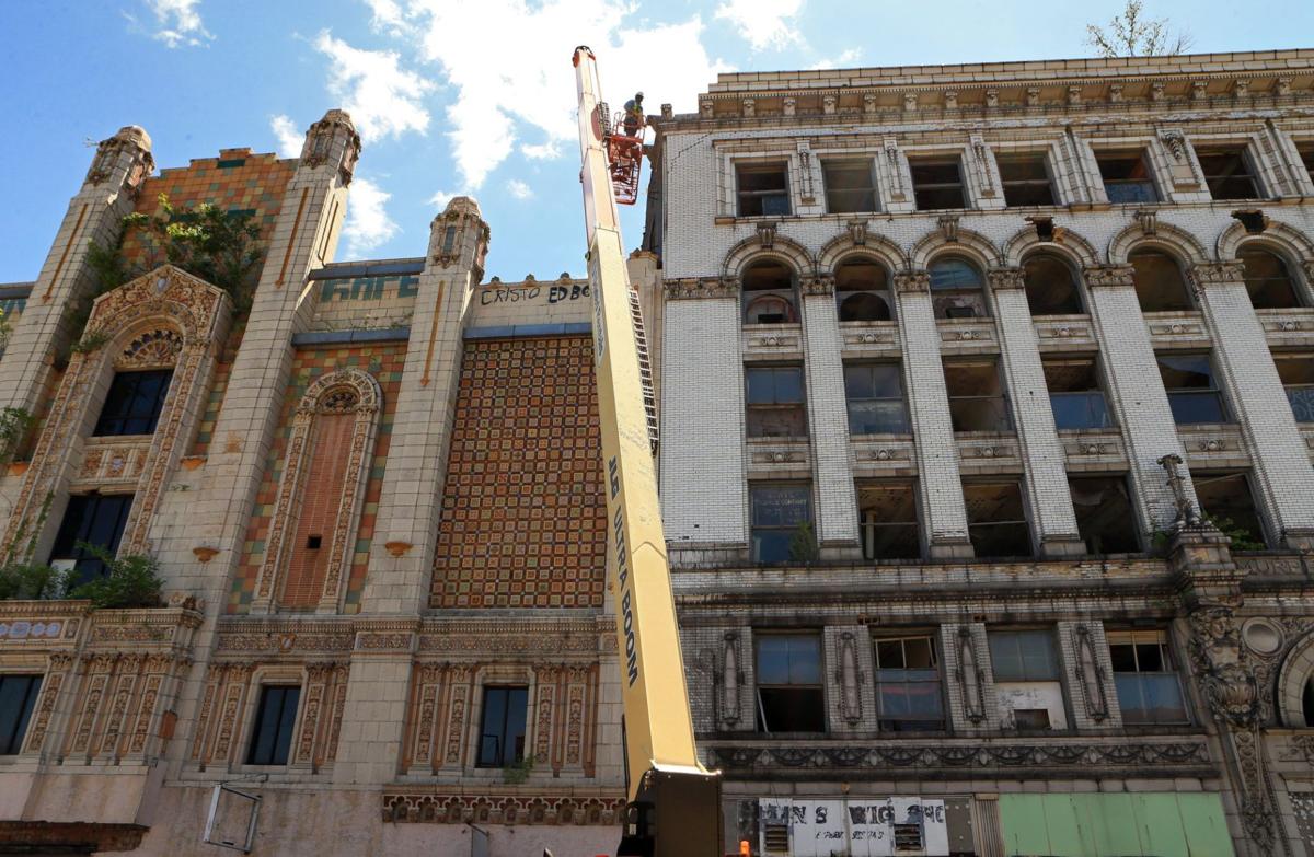 Workers demolish historic Murphy Building in East St. Louis