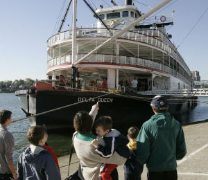 Missouri senators push for law to get Delta Queen steamboat cruising