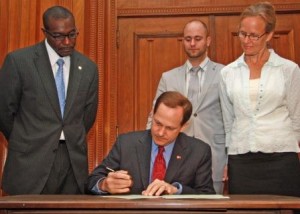St. Louis Mayor Francis Slay signs 'Complete Streets' bill