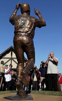 Albert Pujols statue unveiled at West Port Plaza