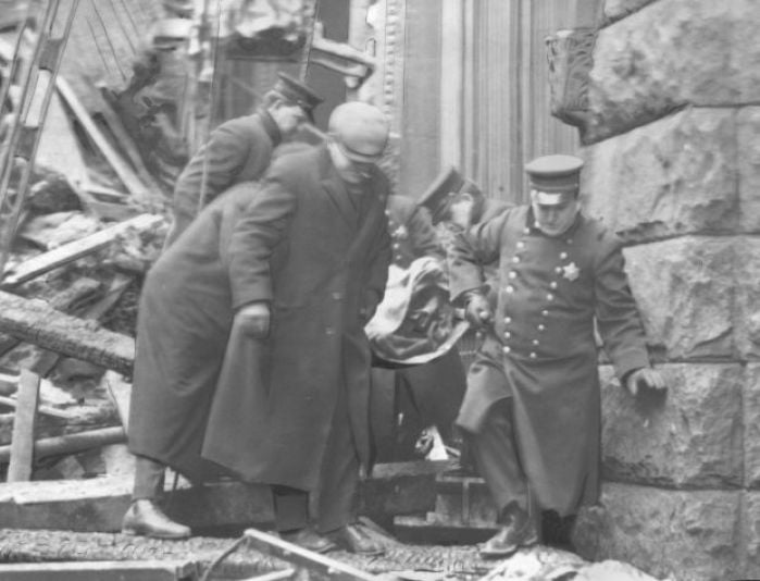 30 killed in fast-spreading fire at the Missouri Athletic Club in 1914