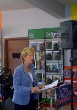 Robin Carnahan unveils her ethics plan at a John Deere dealer in Columbia, Mo. 