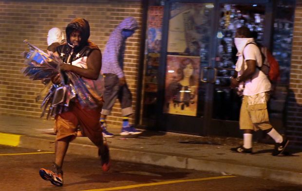 Looting resumes after midnight in Ferguson