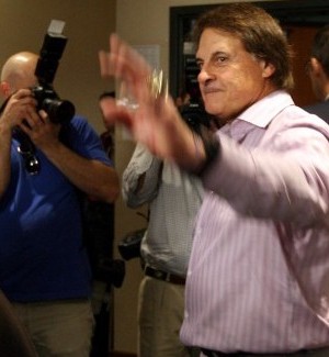 La Russa retires waves