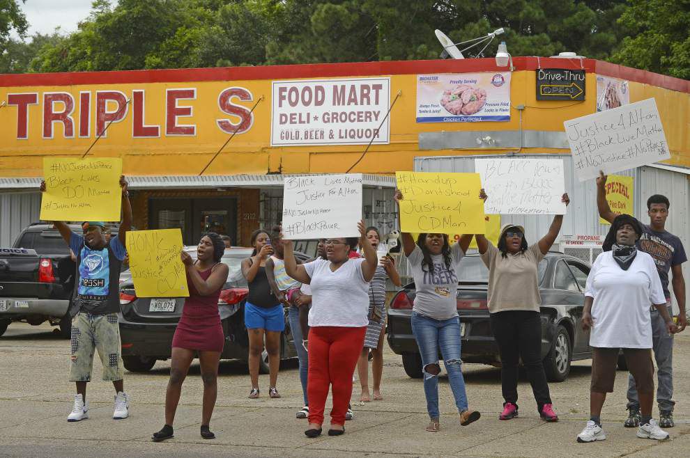 'He’s got a gun! Gun': Video shows fatal confrontation between Alton Sterling, Baton Rouge police officer _lowres