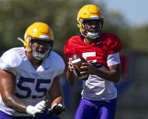 LSU quarterbacks Jayden Daniels and Garrett Nussmeier show they can move the offense in scrimmage