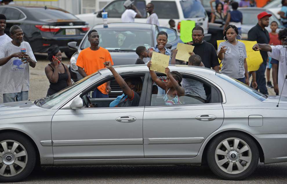 'He’s got a gun! Gun': Video shows fatal confrontation between Alton Sterling, Baton Rouge police officer _lowres