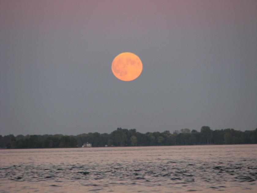 Spectacular Harvest Moon Friday night in Montreal - The Suburban Newspaper (blog)