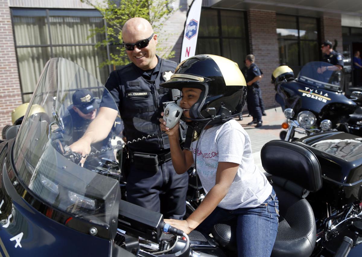 This 7-year-old is on a mission to hug a cop in all 50 ...