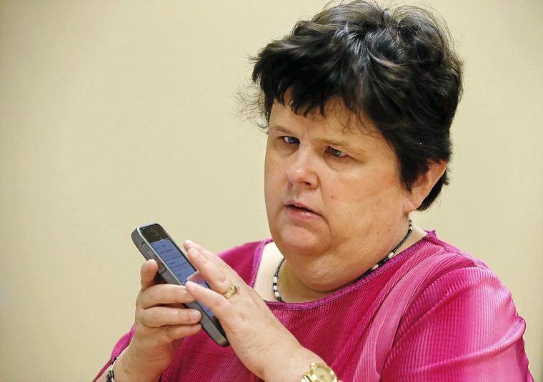 Tulsa woman teaches the blind how to use iPads Tulsa woman teaches the blind how to use iPads