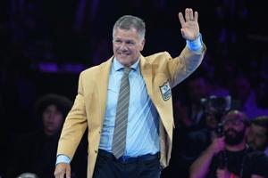 Adam Vinatieri roasts Bill Belichick, cheerleader girlfriend in Hall of Fame speech