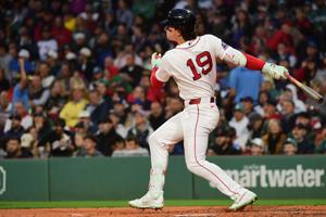 Red Sox rally from early deficit, edge Cubs in DH opener