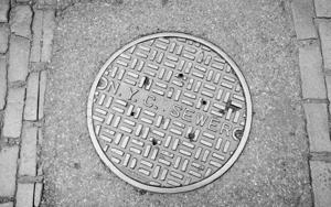 Woman steps into open manhole in NYC, falls to her death