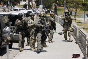 US-NEWS-ICE-AGENTS-SHOCK-GLOVES-FILEPIC-LA