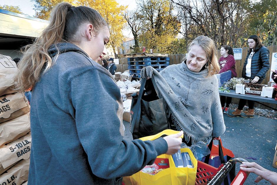 600 families gobble up holiday food supplies - The Winchester Star