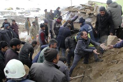 Seven Dead in Turkey as 5.7 Earthquake Strikes Western Iran