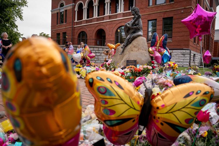 From Los Angeles to Nashville, fans remember Dolly Parton, in photos