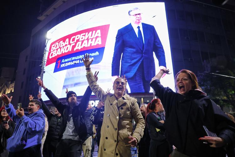 CORRECTION APTOPIX Serbia Election