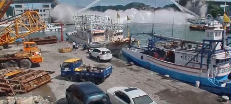 Bridge Falls in Taiwan Bay, Injuring 10 on Boats Below