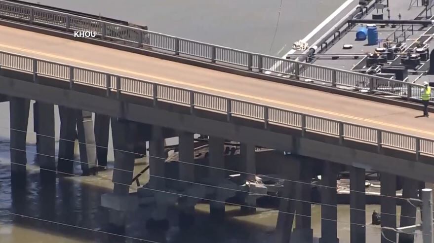 Barge hits TX bridge