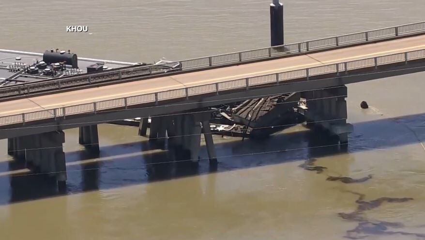 Barge hits TX bridge