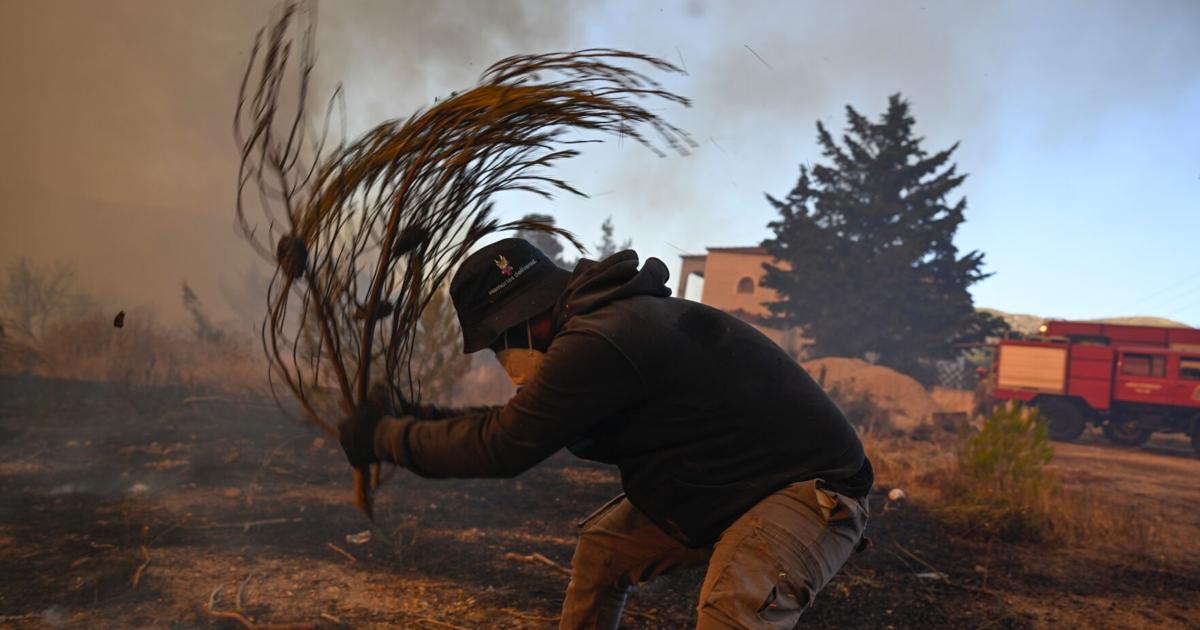 Το ζεστό, ξηρό καλοκαίρι της Ευρώπης επηρεάζει τις πυρκαγιές στη Γαλλία και την Ελλάδα και την ξηρασία στο Ηνωμένο Βασίλειο