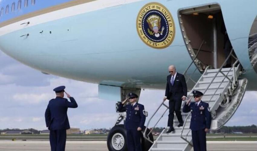 BidenDePlaneBig.JPG