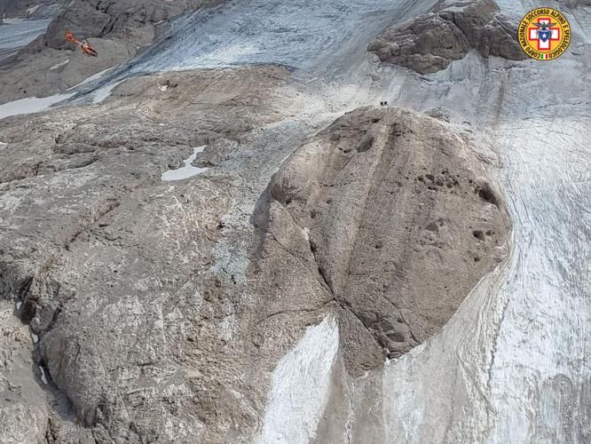 Alpine glacier chunk detaches, killing at least 6 hikers