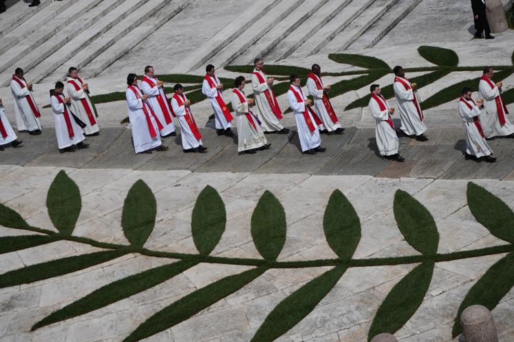 APTOPIX Vatican Pope Palm Sunday