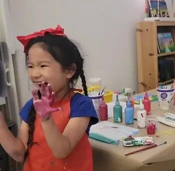 Juliette Leong painting